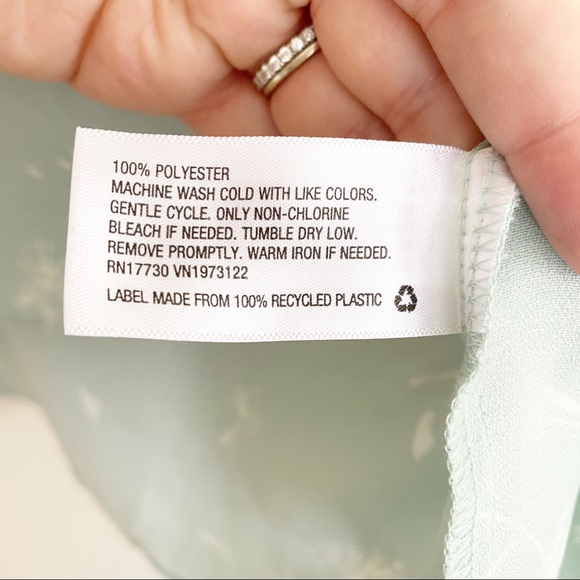 Ava & Viv Dandelion V-Neck Crepe Blouse Green 1X - Picture 5 of 7